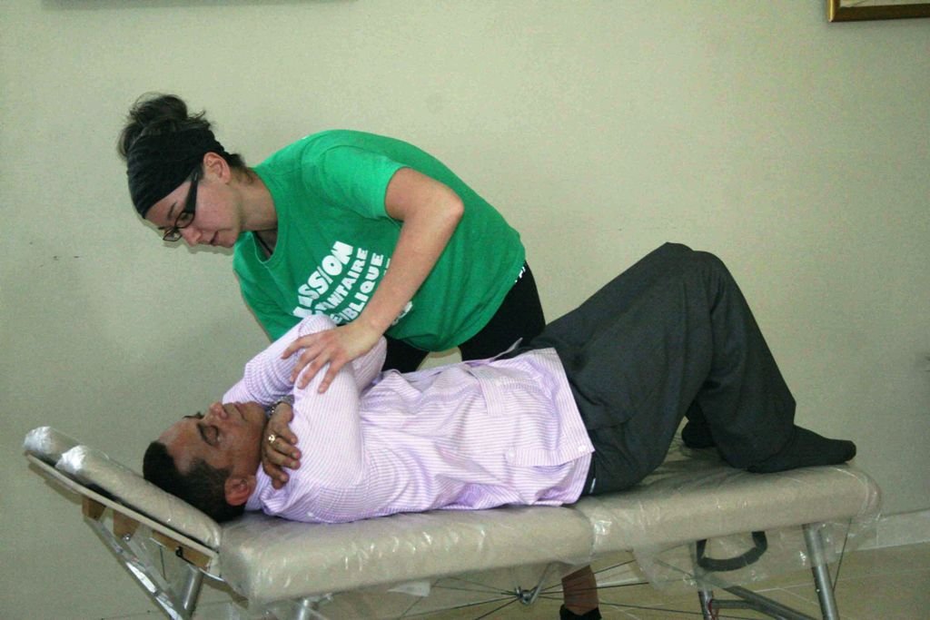 la doctora Karine Jacob ofrece una sesion de masaje al senador Jose Rafael Vargas 